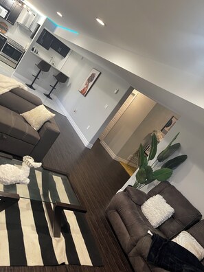 Smart TV, chimenea, videojuegos y libros