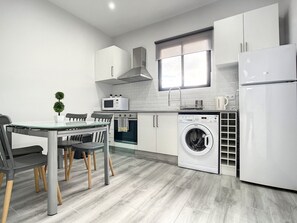 Réfrigérateur, micro-ondes, four, cafetière/bouilloire