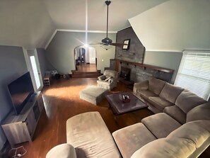 Smart TV, chimenea, videojuegos y tenis de mesa 