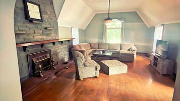 Smart-TV, Kamin, Videospiele, Tischtennisplatte