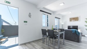 Un intérieur moderne comprenant un coin repas, un canapé et une vue sur l’extérieur.