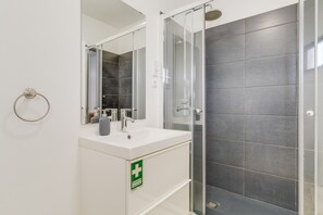 シャワー、ヘアドライヤー、タオル、トイレットペーパー