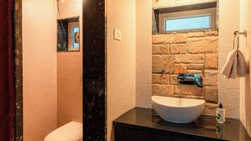 Habitación Premium doble, balcón | Baño | Artículos de higiene personal gratuitos, toallas, jabón y champú