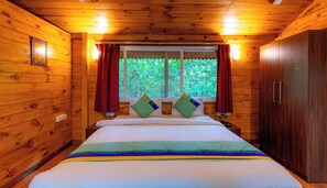 Habitación doble estándar, balcón | Escritorio, tabla de planchar con plancha, camas extra y ropa de cama