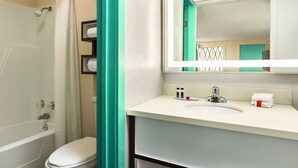Ein Badezimmer mit Badewanne, Toilette und Waschbecken.