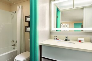 Kamer, 1 queensize bed | Badkamer | Een bad/douchecombinatie, handdoeken, zeep, shampoo