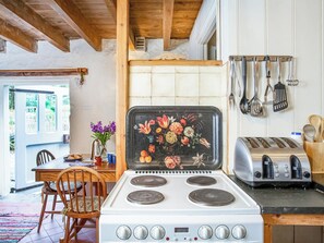 Oppvaskmaskin og høy barnestol