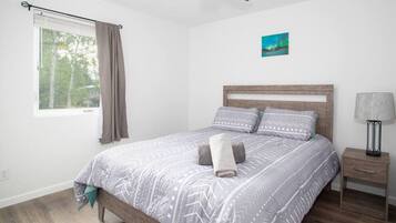 2 soverom, skrivebord, strykejern/-brett og reiseseng for barn