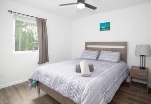 2 habitaciones, escritorio y tabla de planchar con plancha