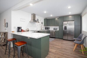 Refrigerador, microondas, horno y parrilla de estufa