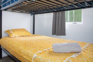 3 slaapkamers, een bureau, een strijkplank/strijkijzer, reisbedje