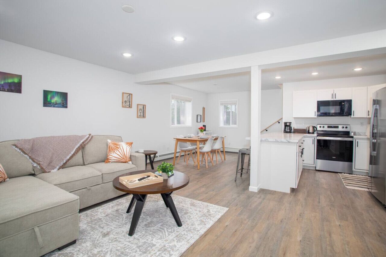 Un appartement moderne comprenant un salon, un coin repas et une cuisine.