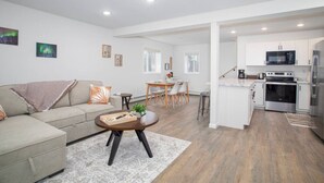 A modern apartment with a living room, dining area, and kitchen. - 3b2b newly remodeled modern Fairbanks house close to everything (Fairbanks)