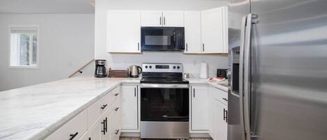 Refrigerador, microondas, horno y tostadora