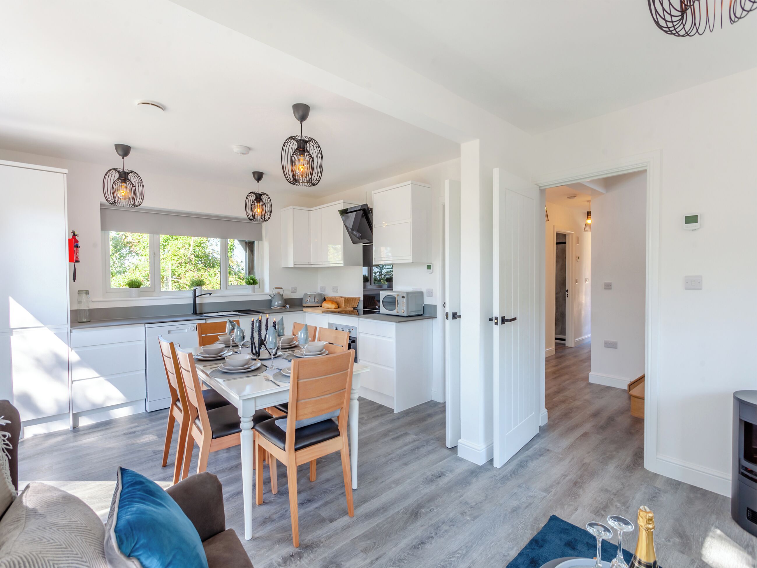 Een vaatwasser, een kinderstoel