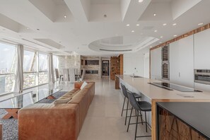 Penthouse Panoramique | Coin séjour | Télévision LCD de 80 pouces avec chaînes numériques