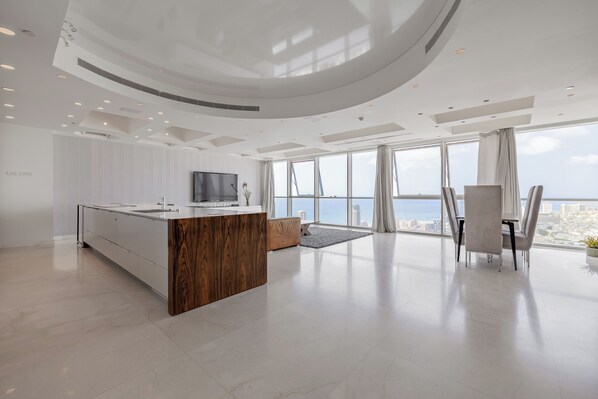 Télévision LCD de 80 pouces avec chaînes numériques