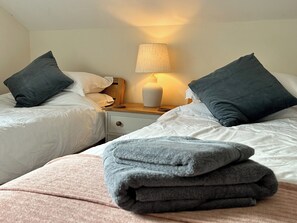2 bedrooms, free WiFi, bed sheets - 2 bedroom accommodation in Coxley Wick, near Wells (Coxley Wick, near Wells)