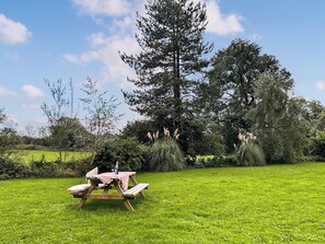 Outdoor dining - 2 bedroom accommodation in Coxley Wick, near Wells (Coxley Wick, near Wells)