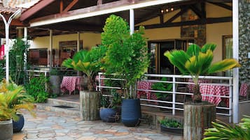 2 restaurants, breakfast served