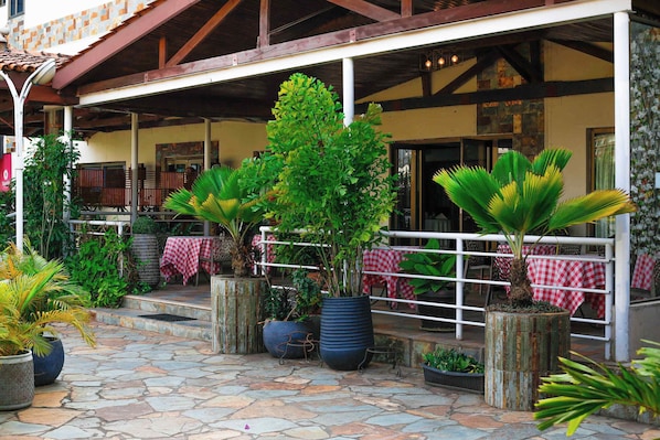 2 restaurants, breakfast served