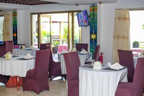 2 restaurants, breakfast served - Ave Maria Hotel (Accra)