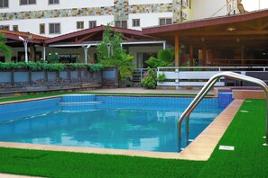 Outdoor pool - Ave Maria Hotel (Accra)