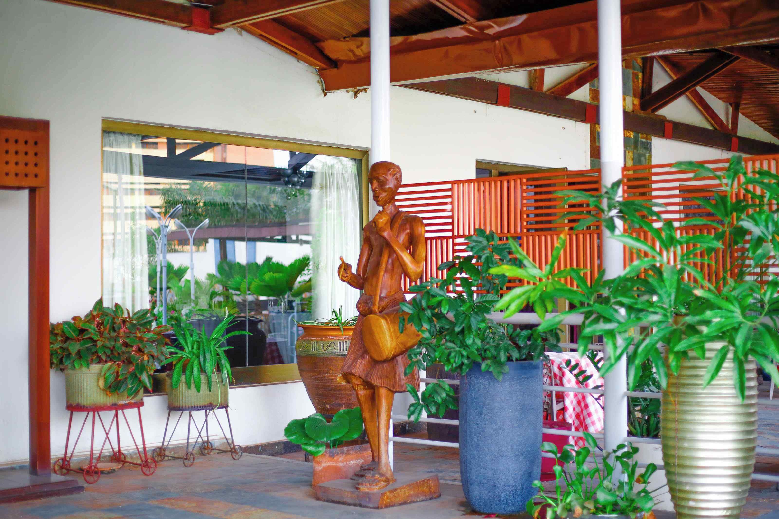 2 restaurants, breakfast served