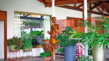 2 restaurants, breakfast served