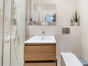 Towels - This fabulous apartment boasts views out over the cliff top and out to sea. (Whitby)