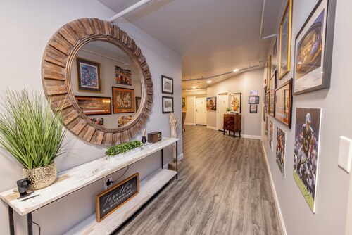 Boutique hotel in historic downtown Seneca. Room #2 Owners Suite. Q/K combo.