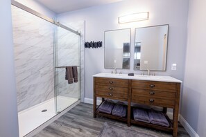 Hair dryer, towels, soap, shampoo - Boutique hotel in historic downtown Seneca. Room #2 Owners Suite. Q/K combo. (Seneca)
