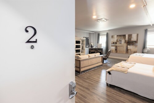 Boutique hotel in historic downtown Seneca. Room #2 Owners Suite. Q/K combo.