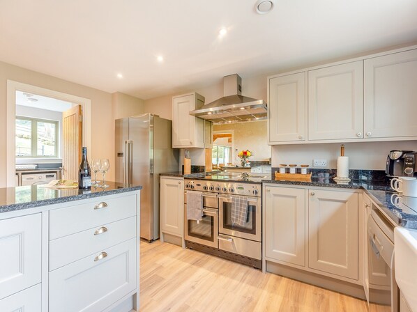 Fridge, microwave, dishwasher, cookware/dishes/utensils