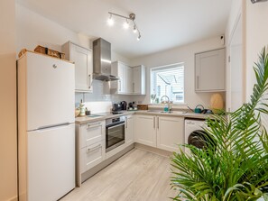 Høy barnestol og kjøkkenutstyr