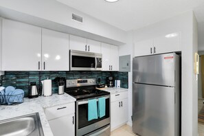 Kühlschrank, Mikrowelle, Ofen, Herdplatte