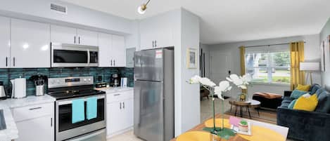 Réfrigérateur, micro-ondes, four, plaque de cuisson