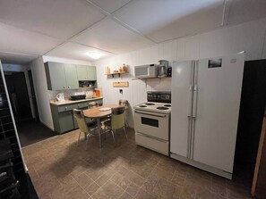 Fridge, microwave, oven, stovetop - Lakefront retreat on Gull Lake (Beaconia)