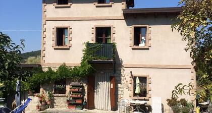 In medieval hamlet, convenient for visiting the Apennines and major Italian cities