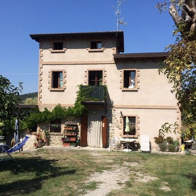 In medieval hamlet, convenient for visiting the Apennines and major Italian cities