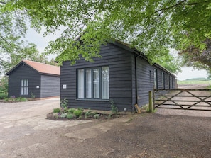Exterior - 3 bedroom accommodation in Beauworth, near Alresford (Beauworth, near Alresford)
