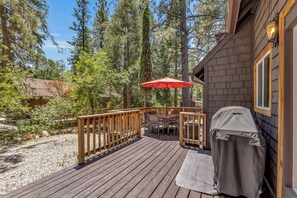 Outdoor dining - Hobbit House - Heart of Town - Stunning Remodel (Idyllwild-Pine Cove)