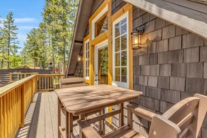 Outdoor dining - Hobbit House - Heart of Town - Stunning Remodel (Idyllwild-Pine Cove)