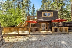 Forest cabin exterior with large deck - La Petite - Heart of Town - Stunning Remodel (Idyllwild-Pine Cove)