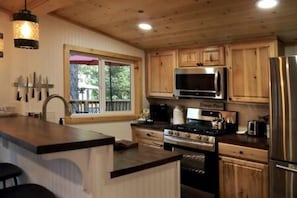 Fridge, microwave, oven, stovetop - La Petite - Heart of Town - Stunning Remodel (Idyllwild-Pine Cove)