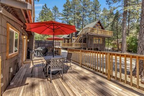 Private deck with outdoor dining - La Petite - Heart of Town - Stunning Remodel (Idyllwild-Pine Cove)