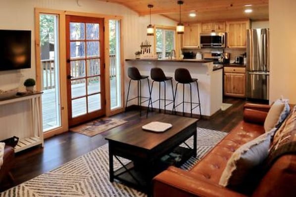 Smart TV, fireplace - La Petite - Heart of Town - Stunning Remodel (Idyllwild-Pine Cove)