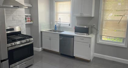 Luxuriously furnished 3 BR apartment