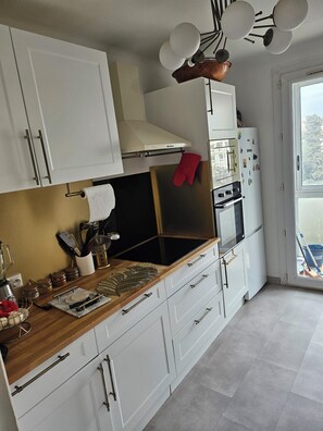 Fridge, microwave, oven, stovetop