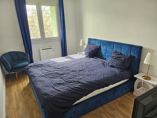 1 habitación, tabla de planchar con plancha y cuna de viaje 